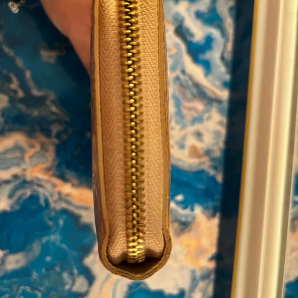 ⭐️ Louis Vuitton Authentic tan/butterscotch zippy Vernis wallet GUC - Picture 10 of 16